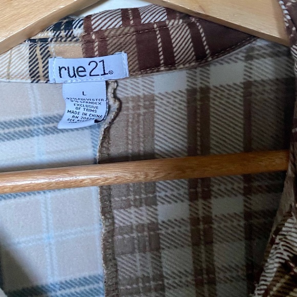 Rue21 Women's Two-Tone Plaid Button-Down Shirt - Picture 4 of 4